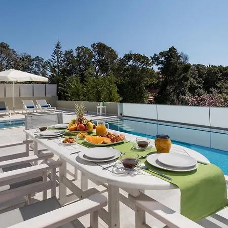 Vila Alonaki Bay