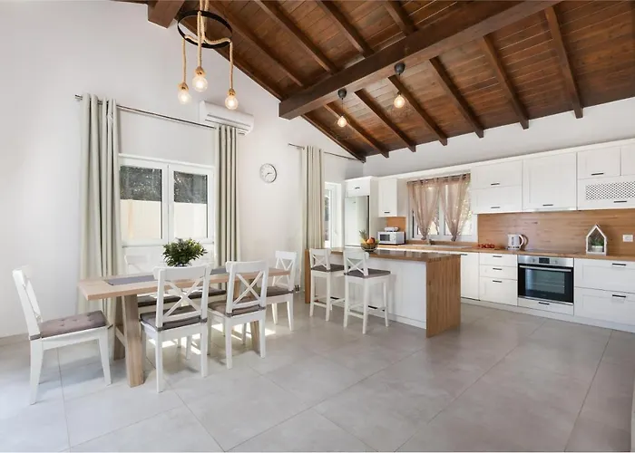 Alonaki Bay Villa *