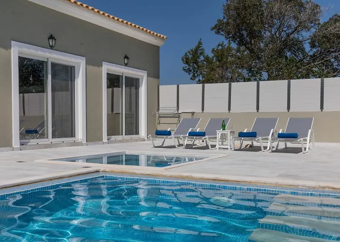 Alonaki Bay Villa *